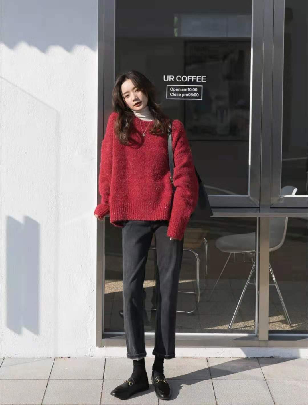 
红色毛衣搭配什么裤子和鞋子悦目：beat365亚洲体育官方网站(图1)