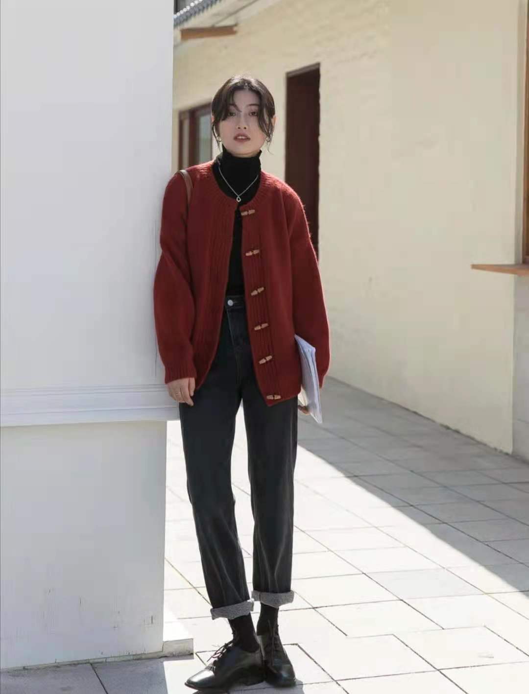 
红色毛衣搭配什么裤子和鞋子悦目：beat365亚洲体育官方网站(图6)