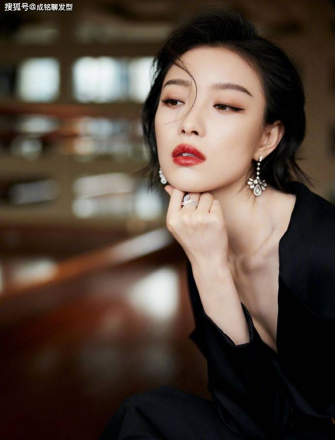 beat365亚洲体育官方网站_
发量少又细软适合什么发型？倪妮的微卷短发相识下 时尚又显高级(图7)