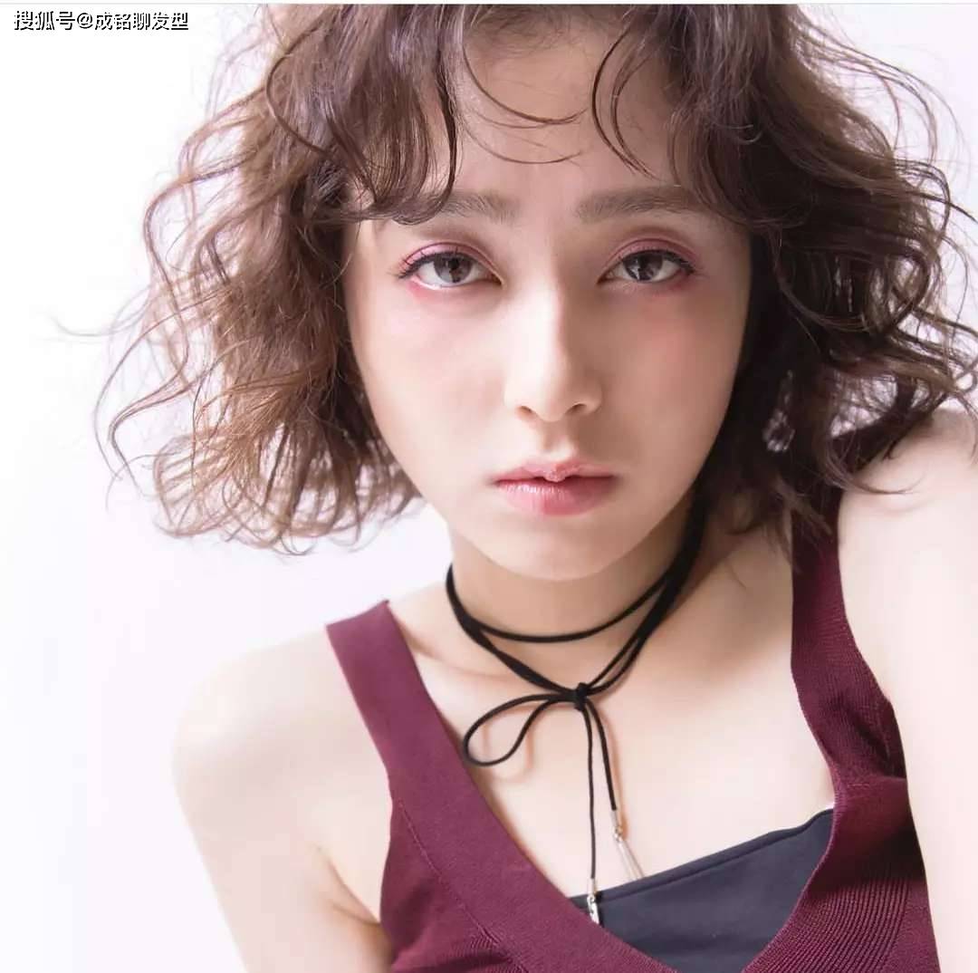 beat365亚洲体育官方网站_
发量少又细软适合什么发型？倪妮的微卷短发相识下 时尚又显高级(图9)