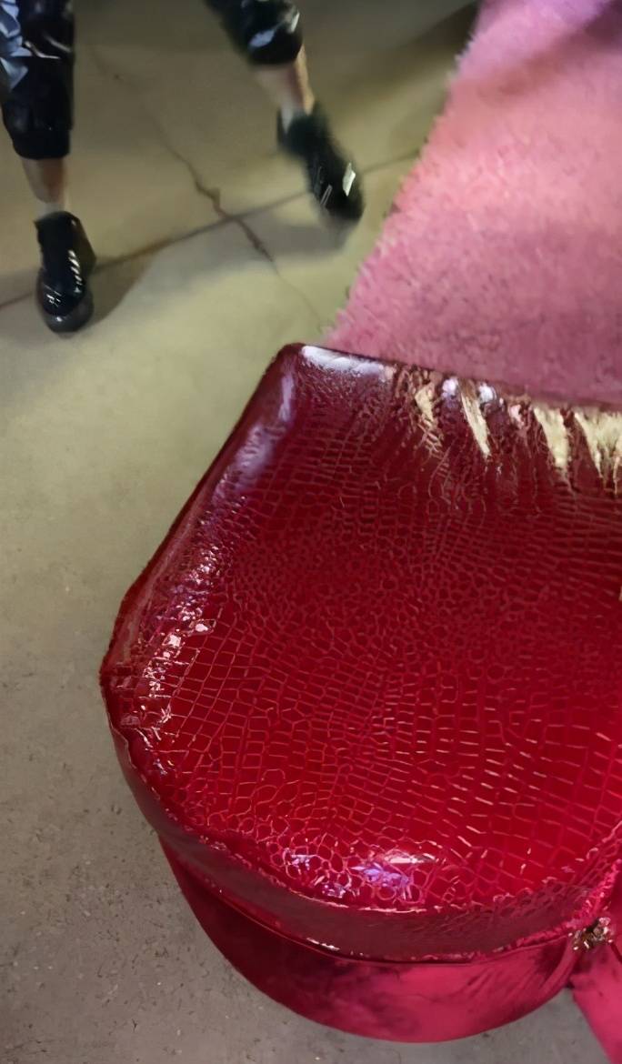 
卡迪B公布拆箱视频 讽刺锐步运动鞋的新系列 但粉丝们很是迷恋【beat·365】(图7)