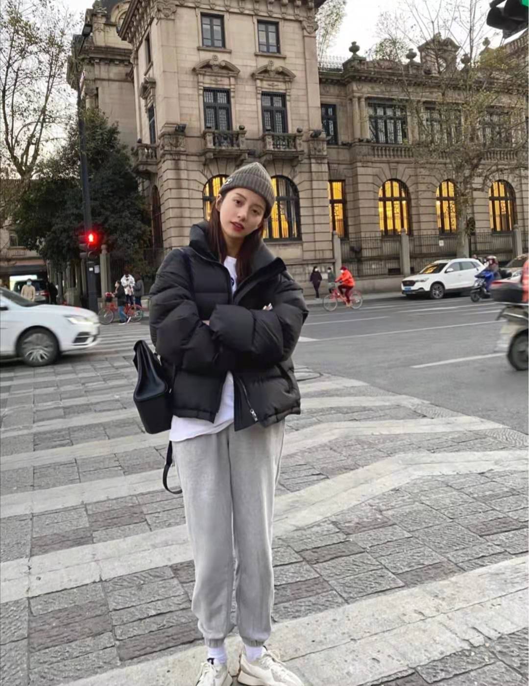 beat365亚洲体育官方网站|
短款玄色羽绒服怎么搭配裤子悦目(图2) beat365亚洲体育官方网站|
短款玄色羽绒服怎么搭配裤子悦目(图2)